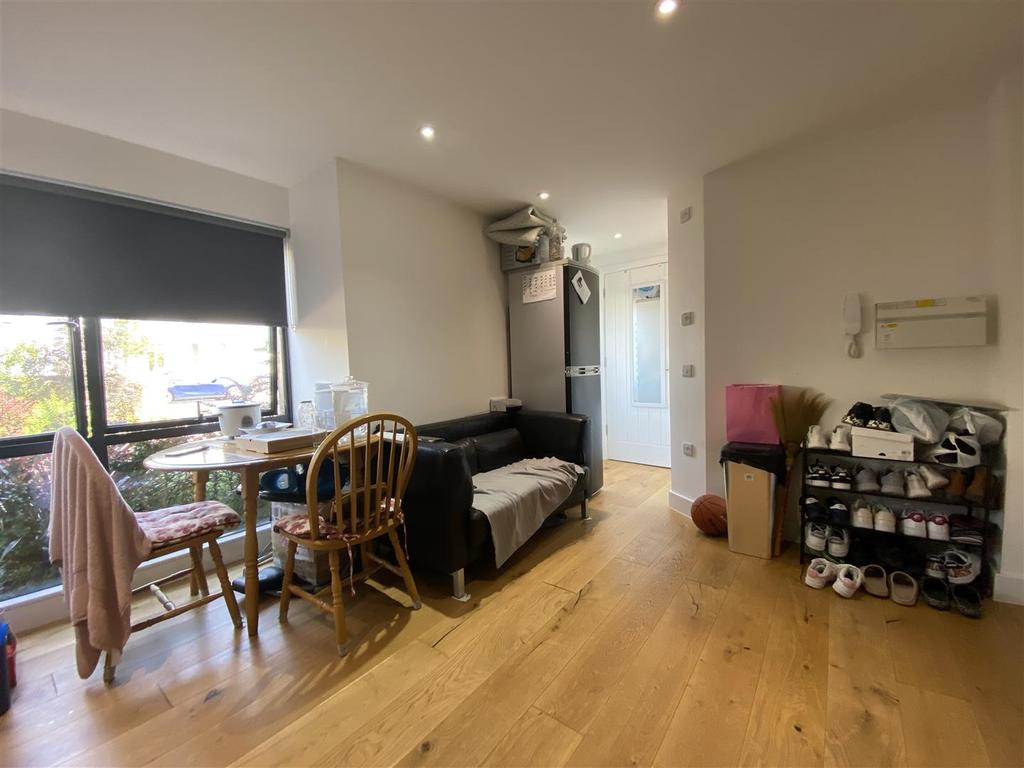 39 Selden Road, Worthing 1 bed flat £800 pcm (£185 pw)