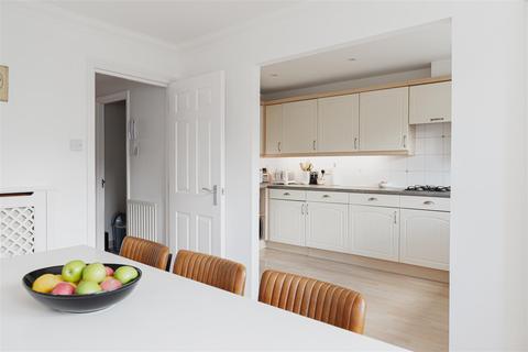 17 Burlington Place, Reigate, RH2 9HT