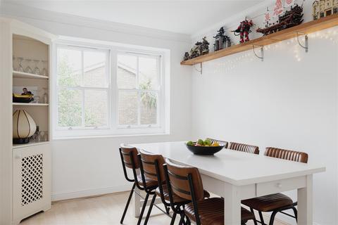 17 Burlington Place, Reigate, RH2 9HT