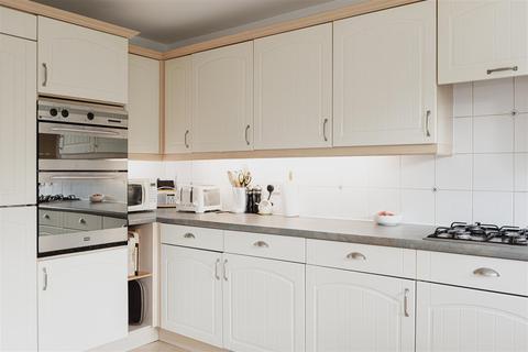 17 Burlington Place, Reigate, RH2 9HT