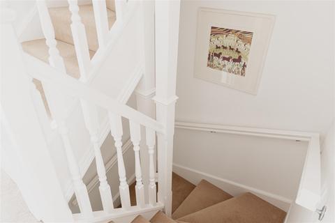17 Burlington Place, Reigate, RH2 9HT