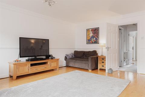 17 Burlington Place, Reigate, RH2 9HT