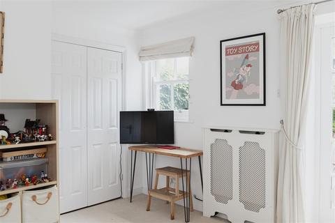 17 Burlington Place, Reigate, RH2 9HT