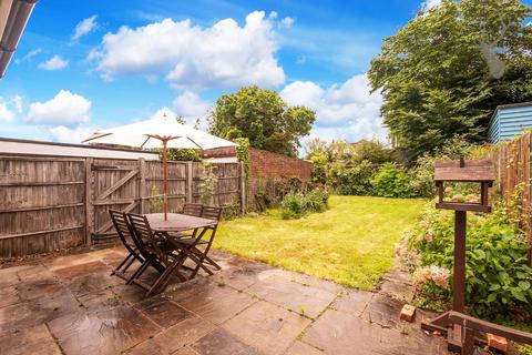 13 Hornbeam Close, Theydon Bois, Epping, CM16 7JT