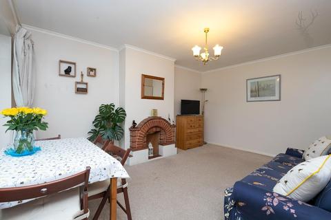 13 Hornbeam Close, Theydon Bois, Epping, CM16 7JT