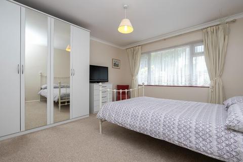 13 Hornbeam Close, Theydon Bois, Epping, CM16 7JT