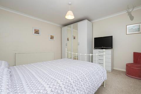 13 Hornbeam Close, Theydon Bois, Epping, CM16 7JT