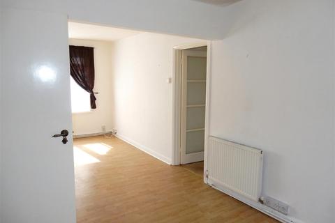 2 bedroom flat to rent - Eaton Road, Sutton