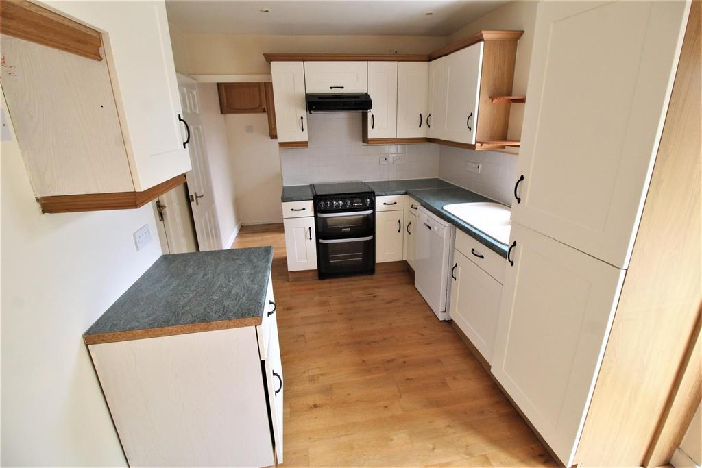 Eastern Avenue, Chippenham 5 bed detached house £1,550 pcm (£358 pw)