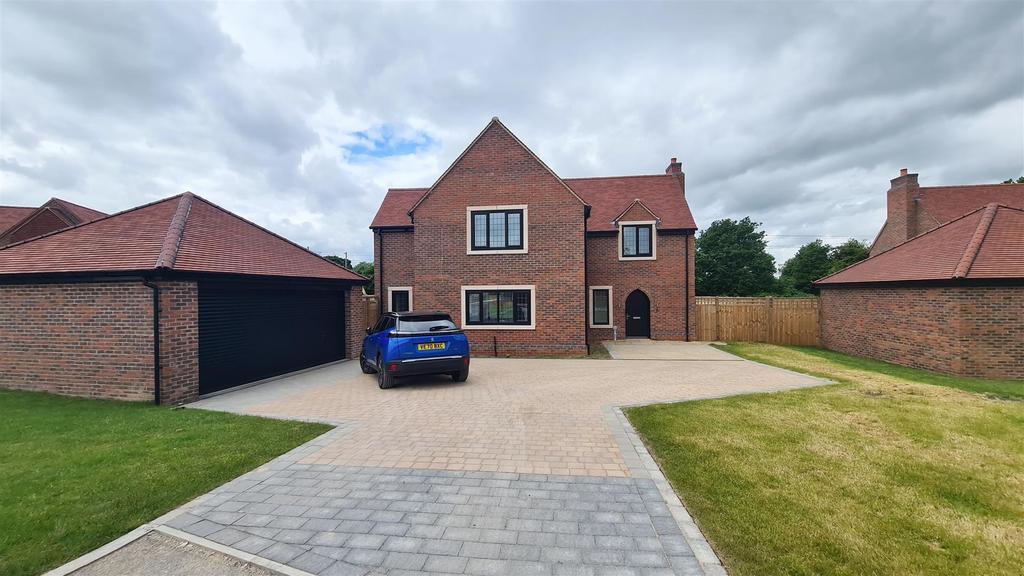 Paddock Close, Holmes Chapel 4 bed detached house £3,000 pcm (£692 pw)