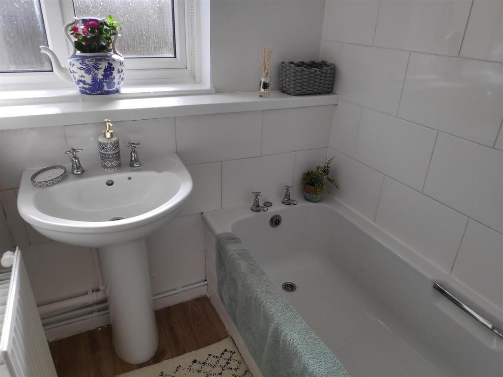 Bathroom 32 Windermere.jpeg