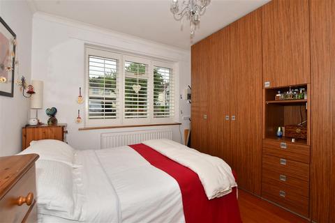 4 bedroom detached bungalow for sale - Cannonside, Fetcham, Surrey