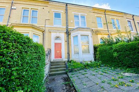 8 Ashgrove, Bradford, BD7 1BN