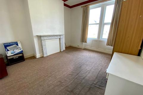 8 Ashgrove, Bradford, BD7 1BN