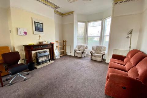 8 Ashgrove, Bradford, BD7 1BN