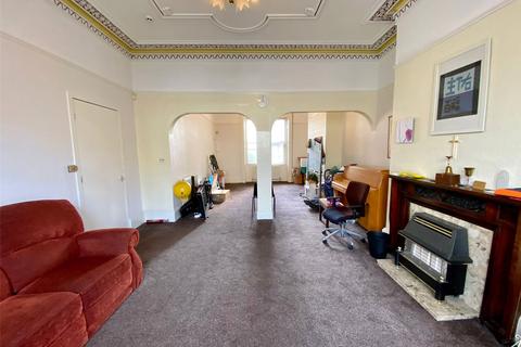 8 Ashgrove, Bradford, BD7 1BN