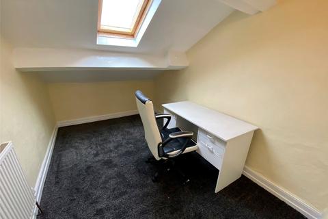 8 Ashgrove, Bradford, BD7 1BN