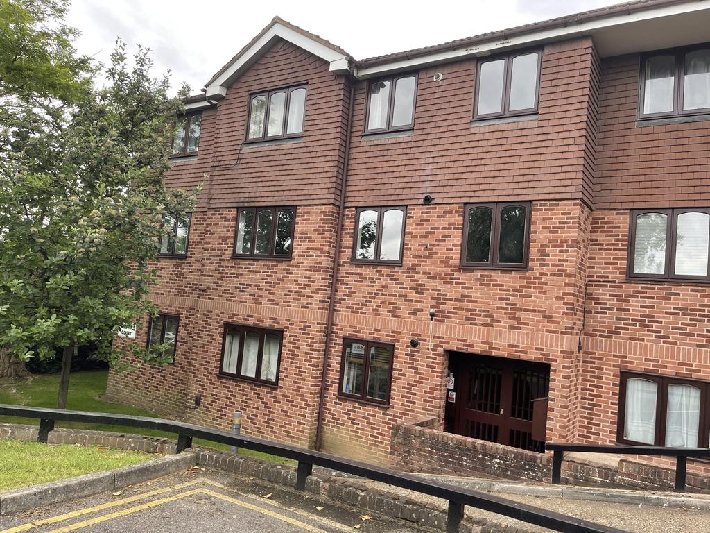 Frenches Road, Redhill RH1 1 bed flat £895 pcm (£207 pw)