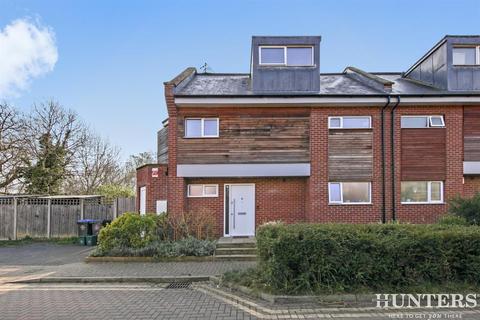 5 bedroom semi-detached house for sale - Waterside Close, Wembley, Middlesex, HA9 9PB