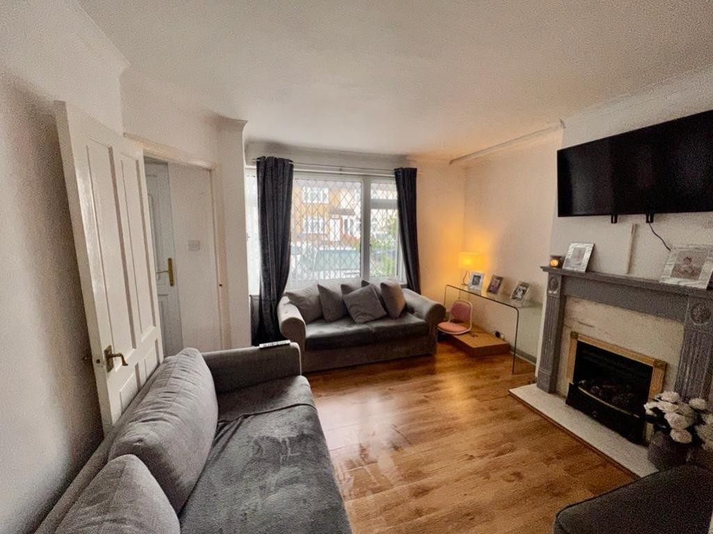 Warwick Avenue, Egham, Surrey, TW20 3 bed end of terrace house £425,000