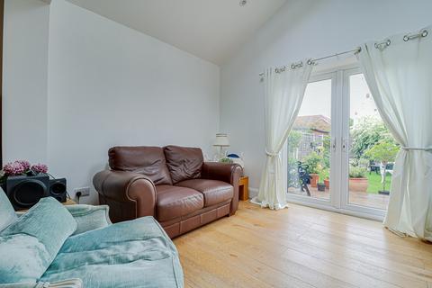 2 bedroom terraced bungalow for sale, Cricketfield Grove, Leigh-on-sea, SS9