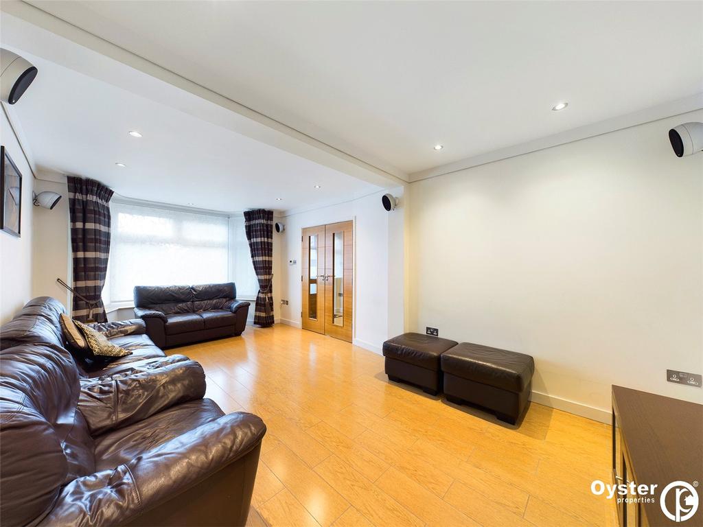 Crowshott Avenue, Stanmore, Middlesex, HA7 5 bed semidetached house