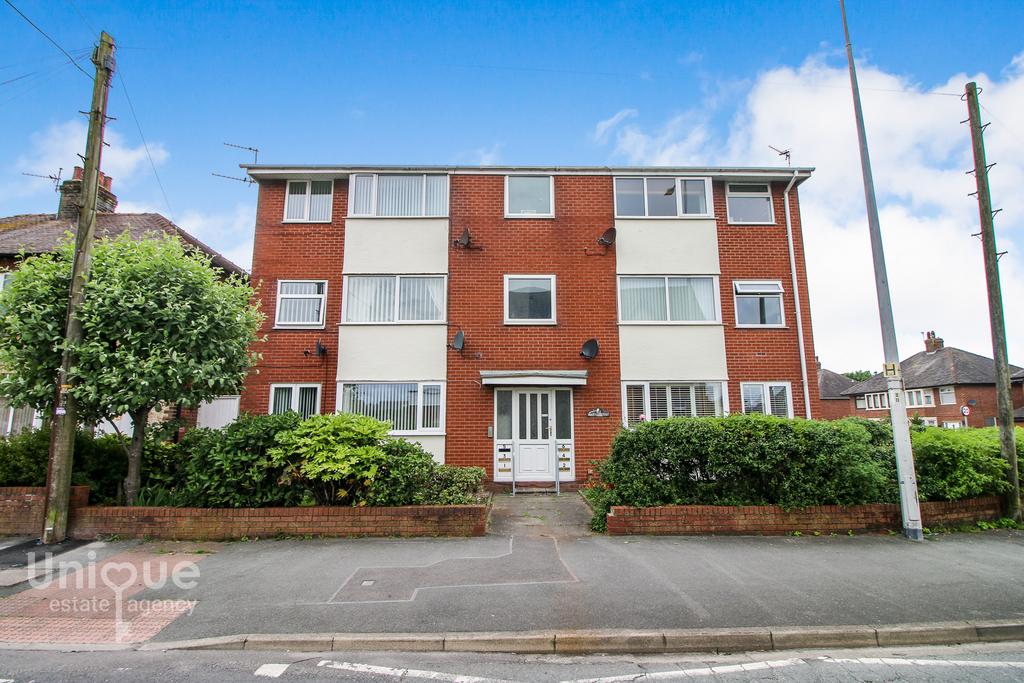 Masons Court, Beach Road, Fleetwood, FY7 2 bed apartment £95,000