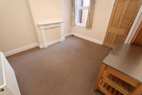 3 bedroom terraced house to rent, Collin Street, Beeston, NG9
