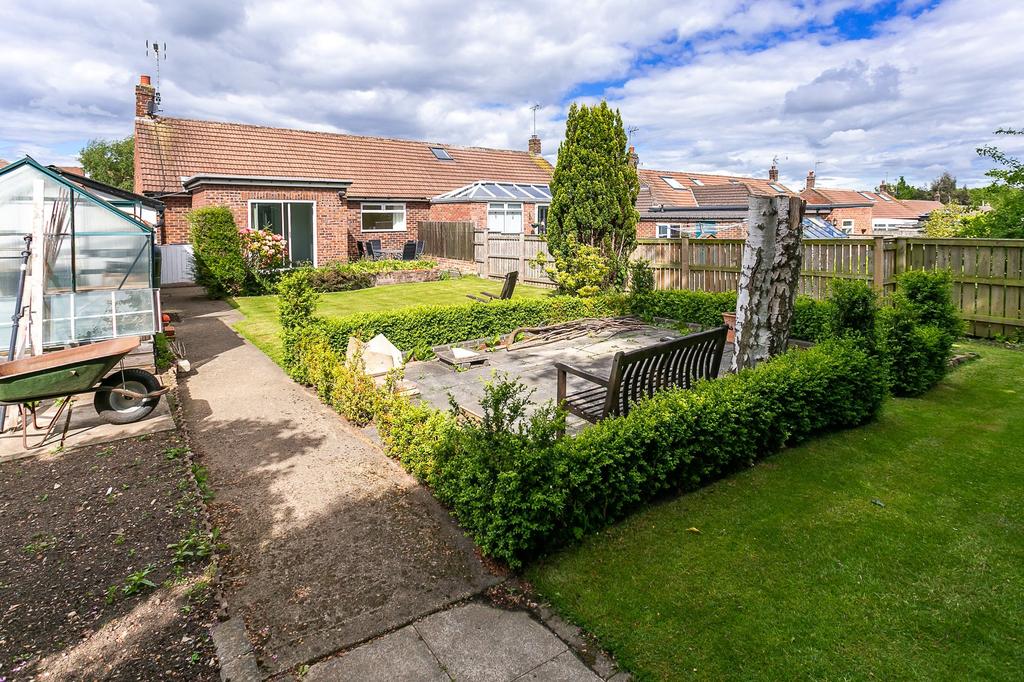 Greenfields Road, Harrogate, HG2 2 bed semidetached bungalow £250,000