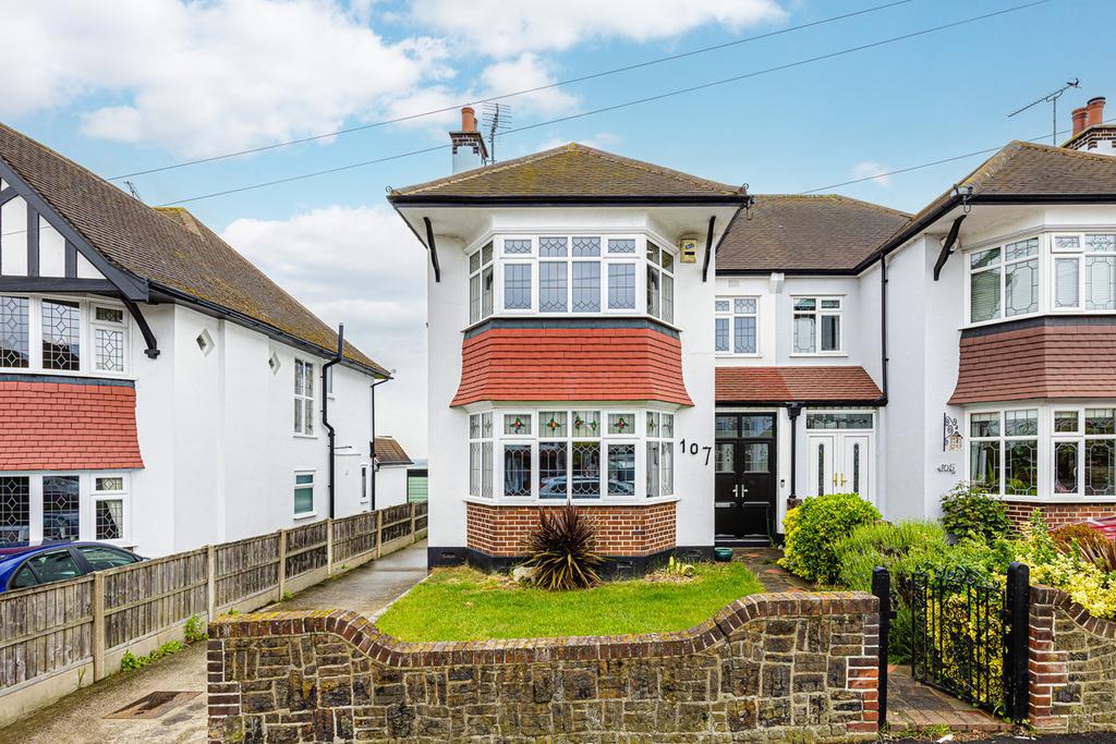 Tattersall Gardens, Leighonsea, SS9 3 bed semidetached house £850,000