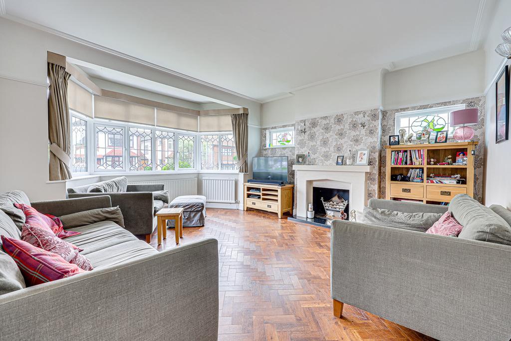 Tattersall Gardens, Leighonsea, SS9 3 bed semidetached house £850,000