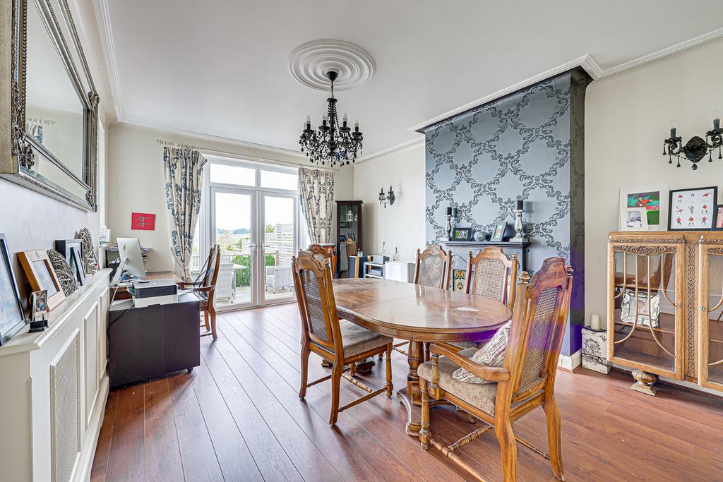 Tattersall Gardens, Leighonsea, SS9 3 bed semidetached house £850,000