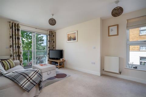 2 bedroom apartment for sale, Highbury Drive, Leatherhead, KT22