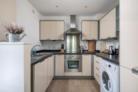 2 bedroom apartment for sale, Highbury Drive, Leatherhead, KT22