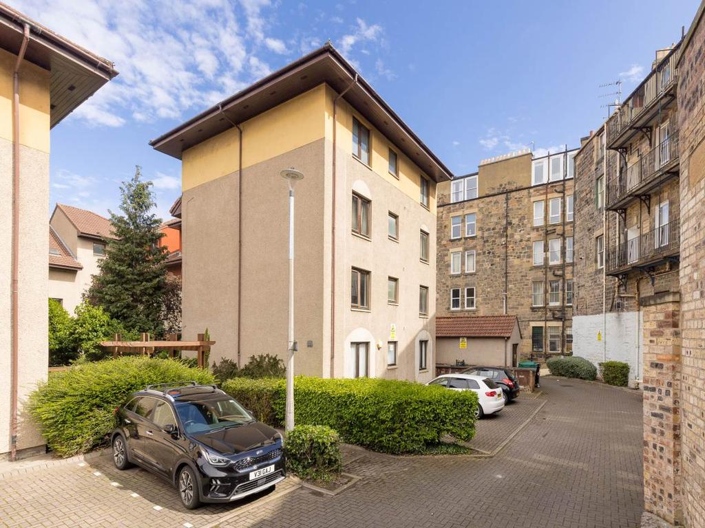 New Orchardfield, Edinburgh, 2 bed flat £995 pcm (£230 pw)
