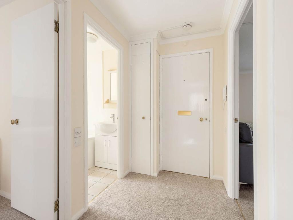 New Orchardfield, Edinburgh, 2 bed flat £995 pcm (£230 pw)