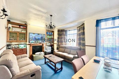 2 bedroom maisonette for sale - Chingford Road, London E17