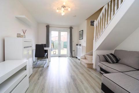 2 bedroom semi-detached house to rent, The Plantation, Gloucester