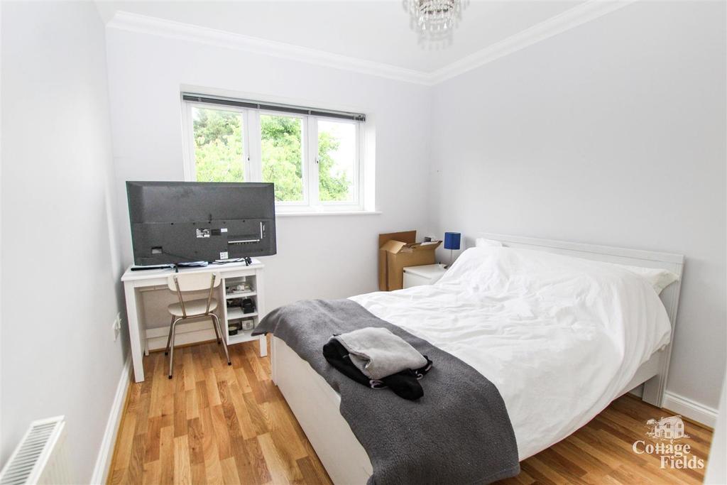 Gordon Hill, Enfield 3 bed house £1,800 pcm (£415 pw)
