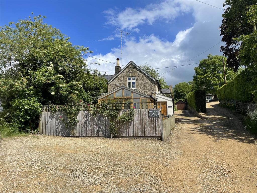 View up drive to Lea Cottage.JPG