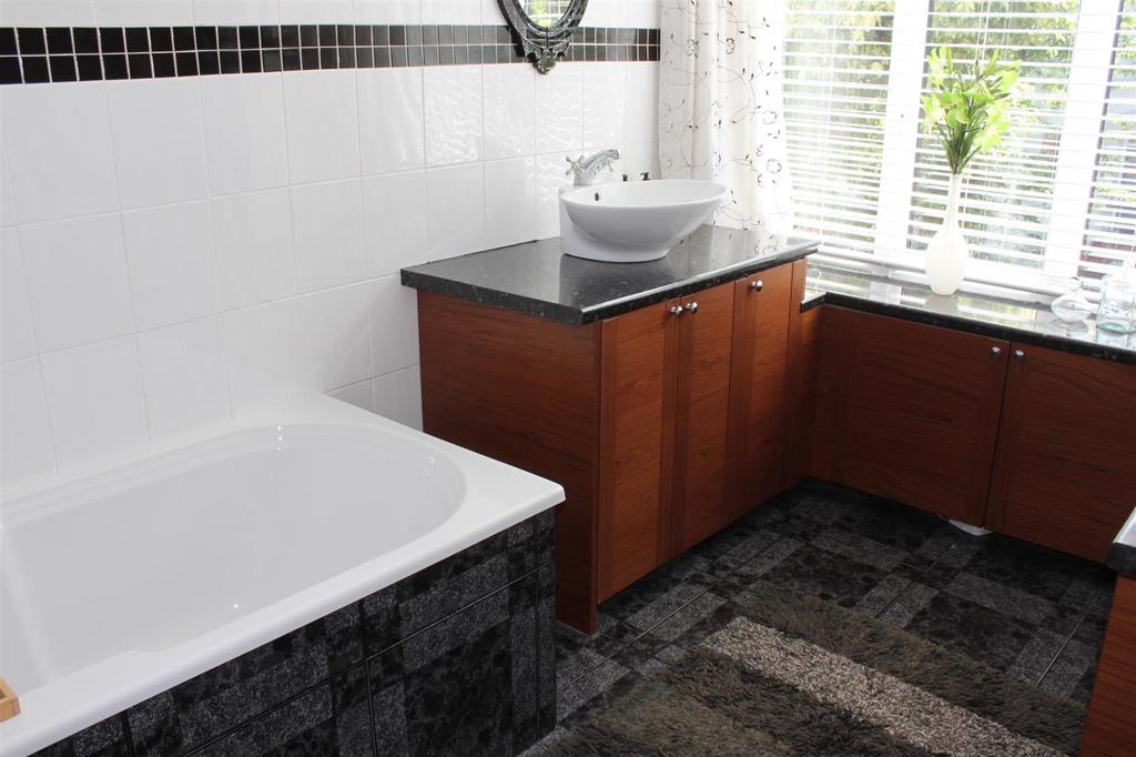 Tiled 3 piece bathroom