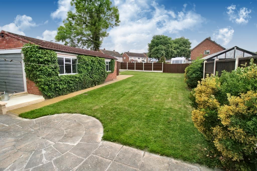 Nuneaton Road, Bulkington, Bedworth 3 bed detached house for sale £