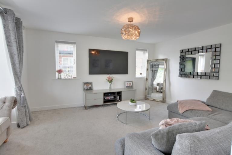 Arun Valley Way, Horsham, RH12 4 bed detached house £575,000