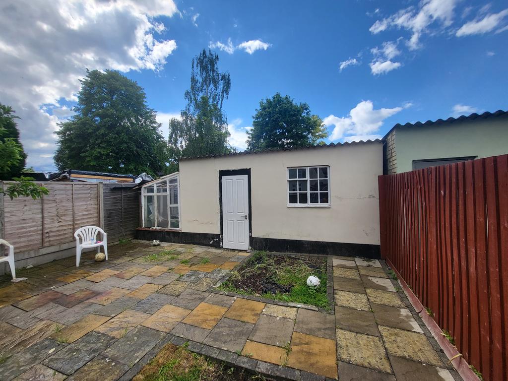 Bramcote Avenue, Mitcham, CR4 4 bed semidetached house £640,000