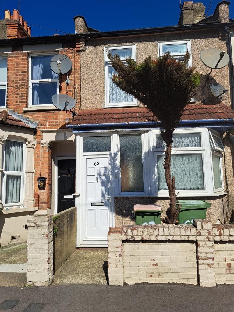 2 bedroom terrace house to let in Dore Avenue, E1