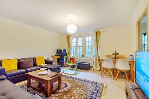 Flat 8 Wheatstone Close, Slough, SL3 7PX