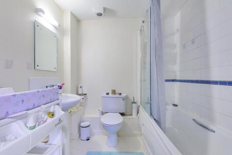 Flat 8 Wheatstone Close, Slough, SL3 7PX