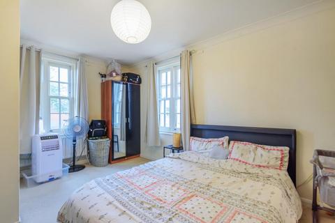 Flat 8 Wheatstone Close, Slough, SL3 7PX