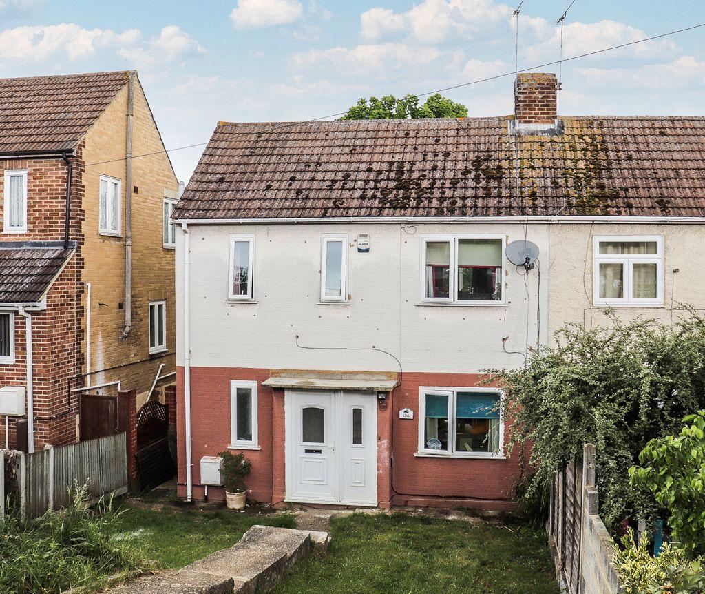 Hawthorn Road, Strood, Rochester ME2 2HR 3 bed semidetached house £
