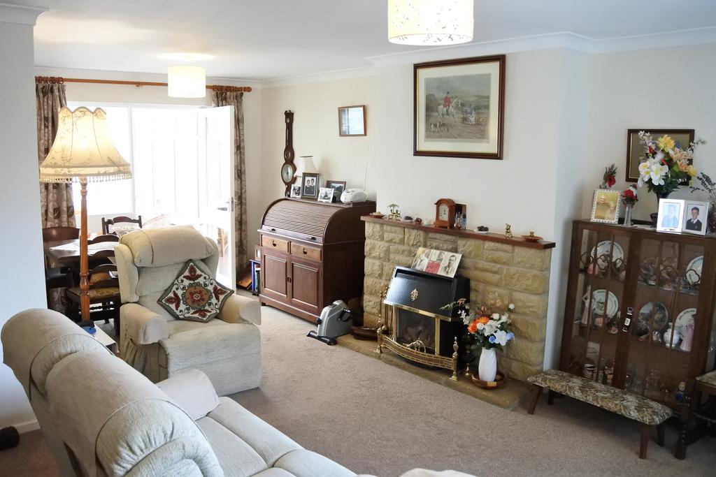 White Lion Park, Malmesbury SN16 4 bed semidetached house £395,000